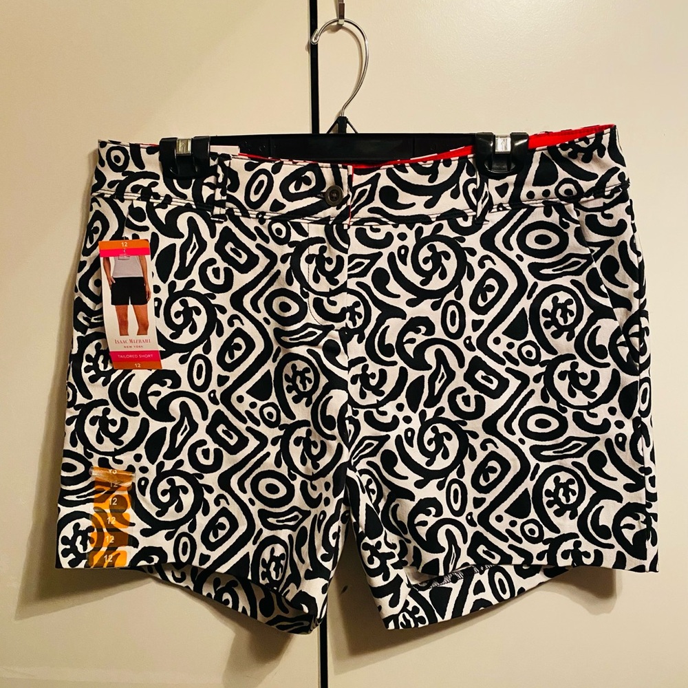 Isaac MIZRAHI Black and White Patterned Shorts